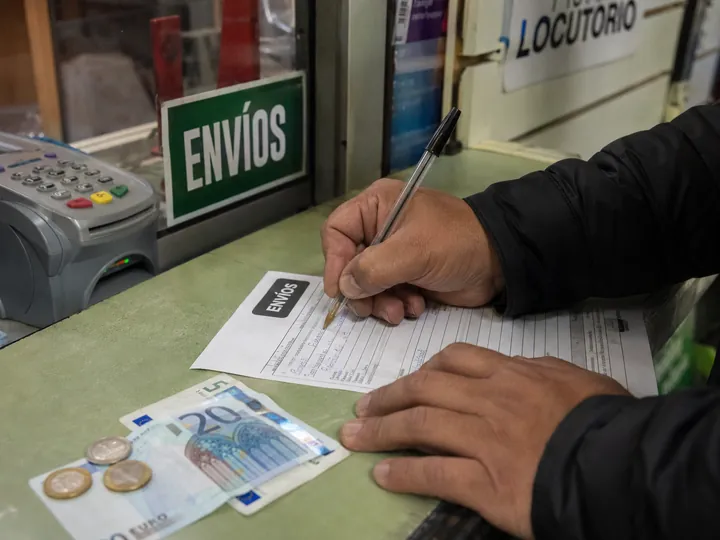 Persona rellenando un formulario de envío de dinero