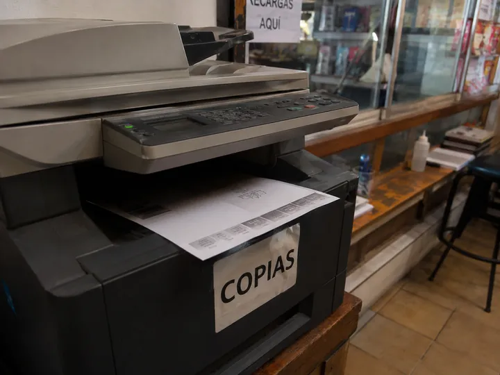 Impresora multifunción haciendo una copia
