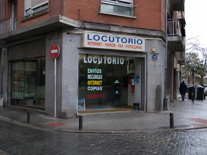 Locutorio en una calle peatonal empedrada