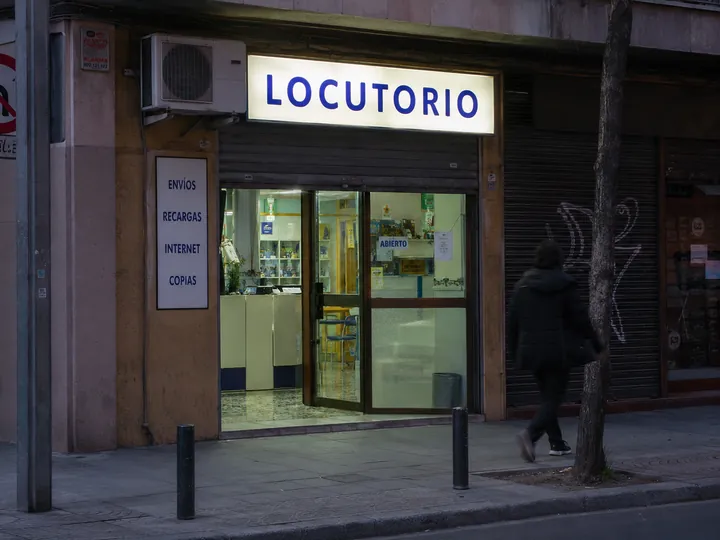 Locutorio al anochecer con el rótulo recién encendido