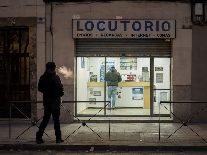 Locutorio en una tarde fría de invierno, interior cálido